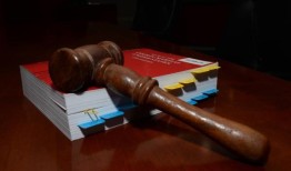 在“日期线”中被判死亡的海军军官获得更多上诉时间