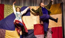 评论：在国家意第绪语剧院的民间艺术中，评论家们对倒塌的墙壁有什么看法？