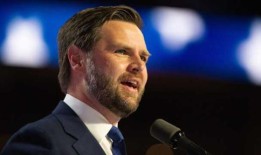 共和党副总统候选人JD万斯在演讲中谈到阿巴拉契亚关系，因为对回忆录的怨恨正在酝酿