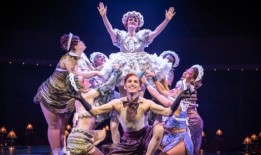 在《卡巴莱》中，布景和服装设计师汤姆·斯科特想要庆祝酷儿的个性