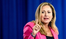 黛比·穆卡塞尔-鲍威尔表示，她将挑战共和党参议员里克·斯科特，因为佛罗里达州已经变得负担不起了