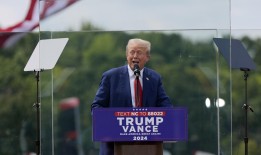 特朗普在防弹玻璃后面讲话