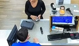 自杀女子的丈夫试图让她起死回生