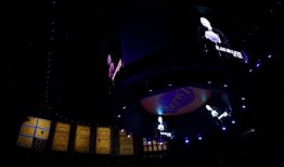 米洛耶维奇去世后，勇士与小牛的比赛推迟了