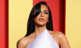 金·卡戴珊与迪士尼第20电视公司签订了第一份协议，将开发有剧本的节目