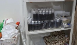 在打击非法药品的行动中，在“不卫生”的葛朗公寓生产的止咳糖浆被查获