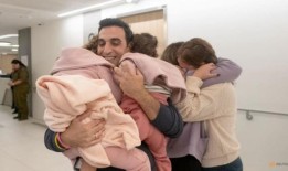 对一些人来说，以色列人质的回归带来了宽慰的泪水，但战斗仍在继续