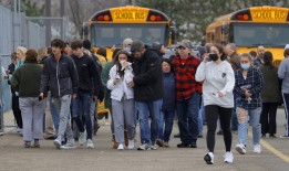 母亲没有理会密歇根校园枪手关于幻觉的短信，因为她当时正在骑马
