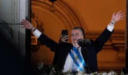 经过数小时的紧张局势，贝尔纳多·阿尔萨瓦罗宣誓就任危地马拉总统