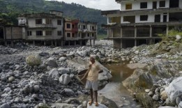 美联社图片：一连串的灾难将尼泊尔山谷的居民推向了悬崖边缘