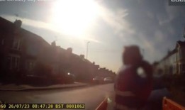 令人震惊的时刻，愤怒的司机袭击了考文垂街的交通管理员