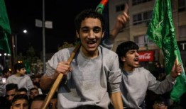 被释放的巴勒斯坦囚犯抵达约旦河西岸时，人群欢呼