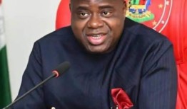 迪里告诉蒂努布，东西路上的旅客正在受苦