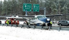 南方航空快运紧急降落在弗吉尼亚高速公路上