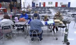 工作人员扑灭脱轨火灾后，肯塔基镇居民可以回家