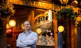 罗伊公司庆祝宫殿酒吧成立200周年