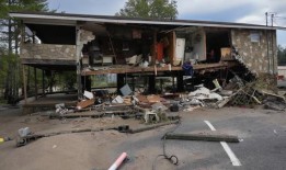 来自华盛顿的志愿者帮助处理海伦飓风的善后工作