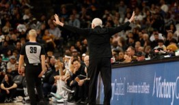 格雷格·波波维奇在比赛中抢麦克风只是另一个令人厌倦的行为