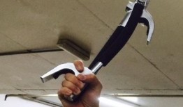 快速检查：一个男人暴怒时用方向盘锁打了他的母亲吗？