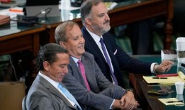 德克萨斯州共和党总检察长肯·帕克斯顿(Ken Paxton)在弹劾审判中宣布16项腐败指控无罪