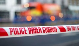 英国发生汽车和摩托车相撞事故，造成四名成年人和两名儿童死亡