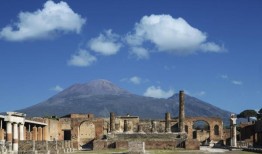 研究表明，在火山爆发期间，庞贝古城也遭受了地震的冲击