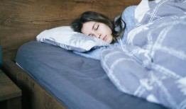 这条降温毛毯是热睡者的救星——而且打四折