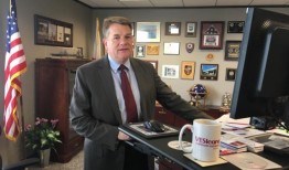 阿拉巴马州退伍军人事务专员肯特·戴维斯会见州长凯·艾维，他将于年底辞职