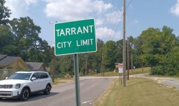 评论家在阿拉巴马小镇议会会议上因争议被捕：“遗憾和耻辱”