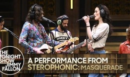 观看：立体声在《今夜秀》的《假面舞会》中首次亮相