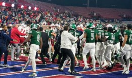 南阿拉巴马州对东密歇根州的碗赛后的一记重击导致了大规模的斗殴