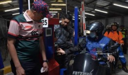 新山陆路检查站的二维码系统顺利启动