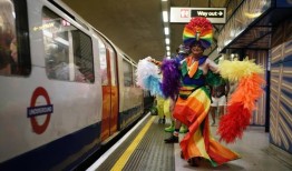 朋友和球迷聚集在体育场向“勇敢的”罗布·伯罗致敬