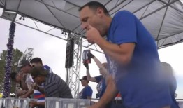 看4名士兵试图比亲食者乔伊·切斯纳特吃更多的热狗