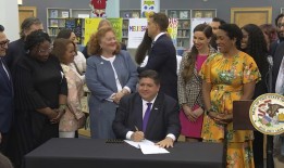 禁止半自动武器和图书馆审查的法律将在伊利诺伊州生效