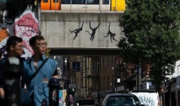 班克西本周在伦敦发布了第三幅街头艺术作品，画的是布里克巷桥上的猴子