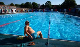 伦敦天气：今年最热的一天，气温达到30.3摄氏度，但炎热天气即将结束