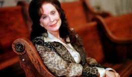 乡村音乐传奇人物的孙女去世，享年64岁