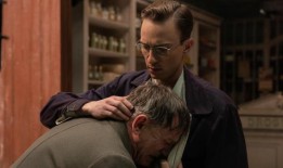 德鲁·斯塔基在《酷儿》中与丹尼尔·克雷格讨论亲密场景