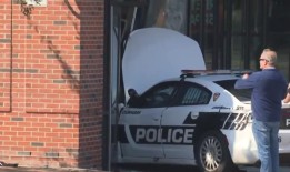 达勒姆警察巡洋舰与小型货车相撞后撞进餐厅;女人负责