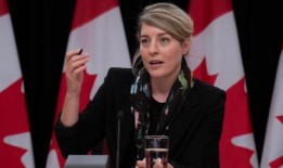 乔利说，还有84名加拿大人通过拉法过境点离开加沙