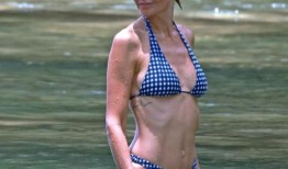 劳拉沃辛顿：澳大利亚模特吃多力多滋，在哥斯达黎加家庭度假时炫耀健美的身体