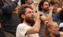 照片和视频：看看现场援助灵感的音乐剧只是排练一天