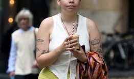 向梵高画作上泼汤的“停止石油示威”被判犯有刑事损害罪