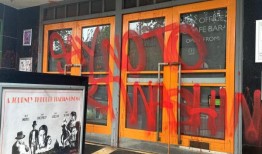 在超新星节之前，警方在历史悠久的电影院调查可能的“仇恨犯罪”