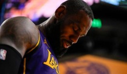 湖人以127-113输给灰熊，在13场比赛中输了10场后，沮丧的勒布朗对湖人的挣扎表示不满