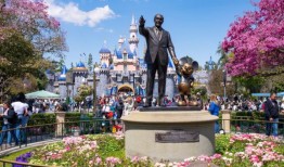 迪斯尼乐园的妈妈被带着手铐拖出来，旁边是歇斯底里的孩子，她试图不付钱就溜进公园