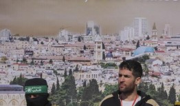 哈马斯将三名人质释放给加沙红十字会后，以色列接收了他们