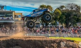 卡车迷们在珀斯皇家车展上首次亮相怪物卡车，惊险刺激