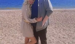 大通的马克·拉贝特在甜蜜的周年纪念帖子中与迷人的女友亲密无间